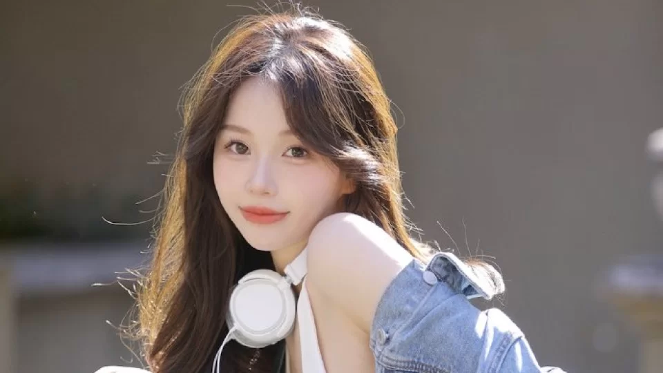 每日一瓜快乐吃瓜、AI魔改视频与日日鲁视频：原创《这次只聊她修过的车铃》播放预览封面